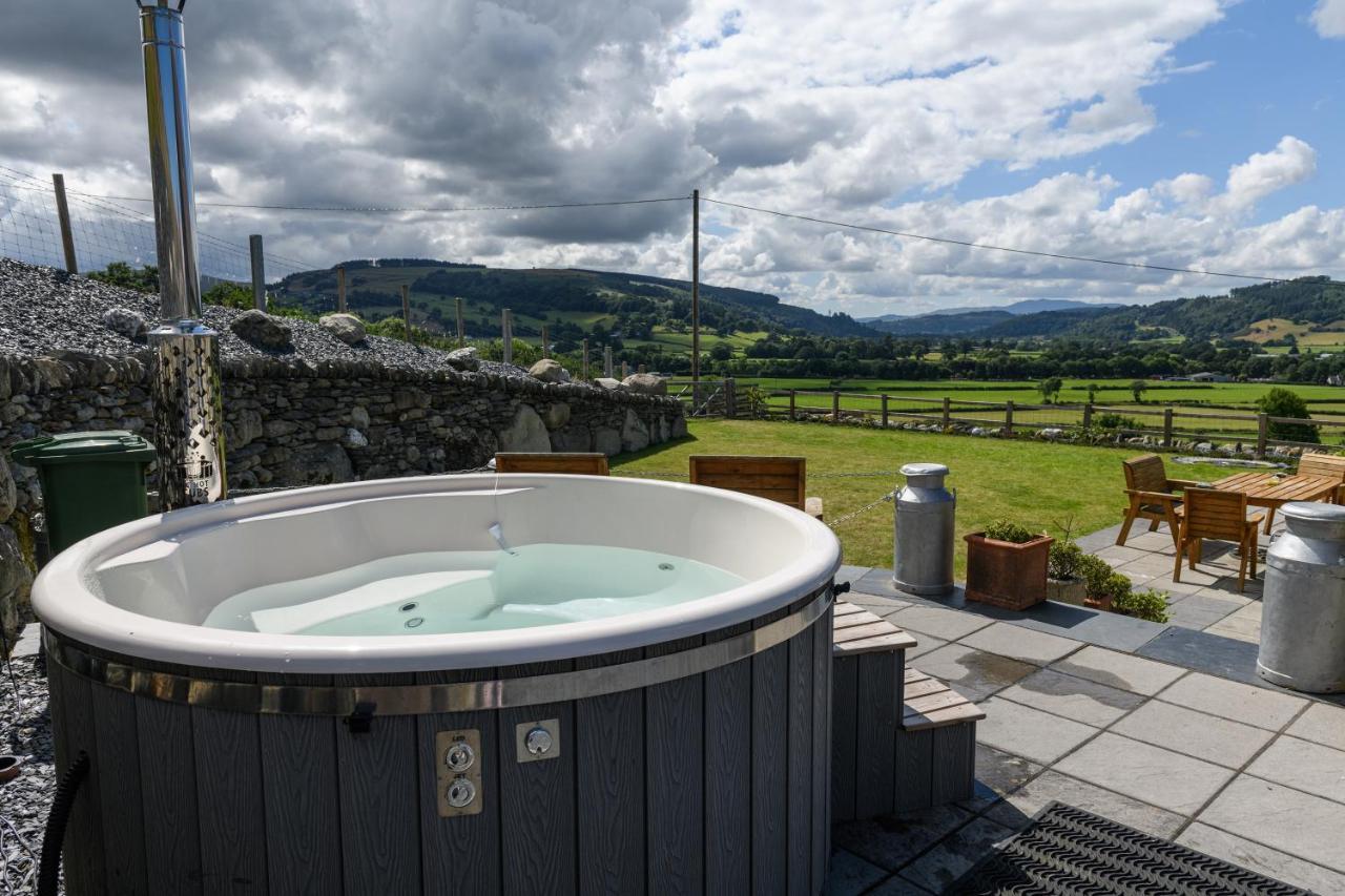 Finest Retreats - Moelis Granary - Luxury Cottage With Hot Tub Llandrillo Exterior photo